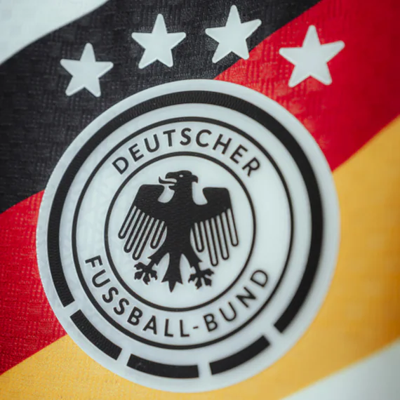 Nahaufnahme des DFB-Wappens mit vier Sternen auf einem Deutschland-Trikot.